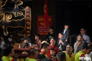 Thousands Gather for the Vibrant Dong Ky Firecracker Procession Festival in Bac Ninh - image 0