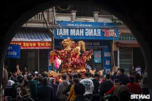 Thousands Gather for the Vibrant Dong Ky Firecracker Procession Festival in Bac Ninh - image 3
