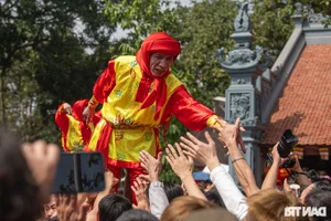 Thousands Gather for the Vibrant Dong Ky Firecracker Procession Festival in Bac Ninh - image 9
