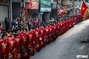 Thousands Gather for the Vibrant Dong Ky Firecracker Procession Festival in Bac Ninh - image 10