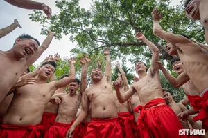 Thousands Gather for the Vibrant Dong Ky Firecracker Procession Festival in Bac Ninh - image 7