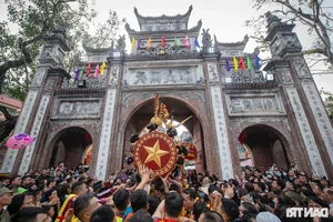 Thousands Gather for the Vibrant Dong Ky Firecracker Procession Festival in Bac Ninh - image 5