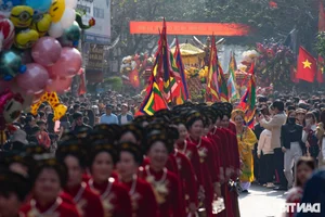 Thousands Gather for the Vibrant Dong Ky Firecracker Procession Festival in Bac Ninh - image 8