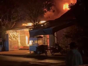 Major Fire Breaks Out at Tourist Electric Vehicle Warehouse in Gia Lai - image 1