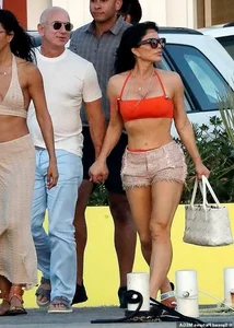 Lauren Sanchez: The Sexy Summer Fashion Style of Jeff Bezos' Fiancee - image 5