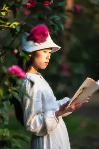 Zhong Ting Er's Serene Reading in Nature - YiTuYu Vol 8584 Art Language Collection - image 2