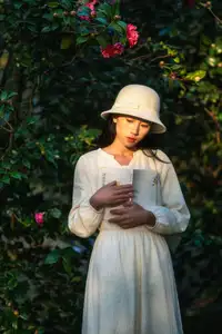Zhong Ting Er's Serene Reading in Nature - YiTuYu Vol 8584 Art Language Collection - image 1