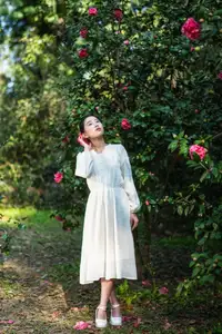 Zhong Ting Er's Serene Reading in Nature - YiTuYu Vol 8584 Art Language Collection - image 3