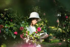 Zhong Ting Er's Serene Reading in Nature - YiTuYu Vol 8584 Art Language Collection - image 7