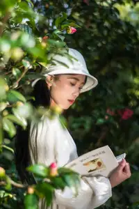 Zhong Ting Er's Serene Reading in Nature - YiTuYu Vol 8584 Art Language Collection - image 5