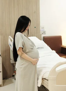 Joyce Pham, Daughter of Minh Nhua, Shares Radiant Photos Before Giving Birth - image 4