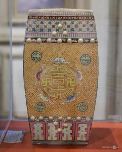 Rare Imperial Hue Artifacts Exhibited in Ho Chi Minh City - image 1