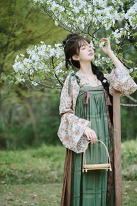 Chunri Chichi Elegant Portrait Gallery: Exquisite Fashion and Style Highlights - image 5