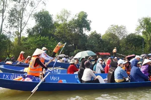 Hanoi Historic Sites Welcome Tens of Thousands of Tourists During Tet Lunar New Year Festival - image 1