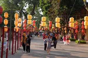 Hanoi Historic Sites Welcome Tens of Thousands of Tourists During Tet Lunar New Year Festival - image 2