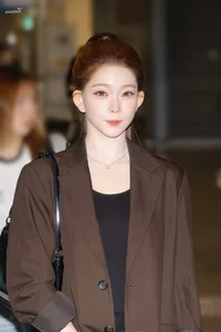 Popular K-Pop Female Idol Viral Height And Stunning Proportions - image 2