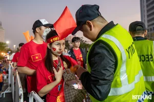 Vietnamese Football Fans Paint Thailand Stadium Red to Cheer National Team in Championship Final - image 12
