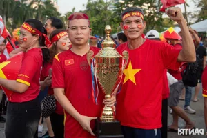 Vietnamese Football Fans Paint Thailand Stadium Red to Cheer National Team in Championship Final - image 20