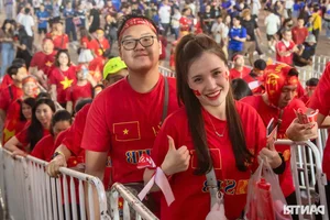 Vietnamese Football Fans Paint Thailand Stadium Red to Cheer National Team in Championship Final - image 11