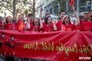 Vietnamese Football Fans Paint Thailand Stadium Red to Cheer National Team in Championship Final - image 5