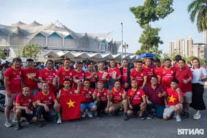 Vietnamese Football Fans Paint Thailand Stadium Red to Cheer National Team in Championship Final - image 4