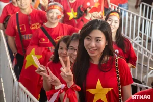Vietnamese Football Fans Paint Thailand Stadium Red to Cheer National Team in Championship Final - image 13