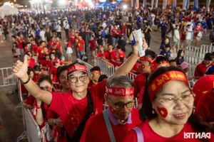 Vietnamese Football Fans Paint Thailand Stadium Red to Cheer National Team in Championship Final - image 2