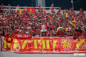 Vietnamese Football Fans Paint Thailand Stadium Red to Cheer National Team in Championship Final - image 8