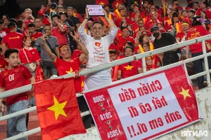 Vietnamese Football Fans Paint Thailand Stadium Red to Cheer National Team in Championship Final - image 0