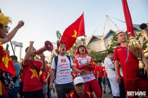 Vietnamese Football Fans Paint Thailand Stadium Red to Cheer National Team in Championship Final - image 1