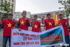 Vietnamese Football Fans Paint Thailand Stadium Red to Cheer National Team in Championship Final - image 9