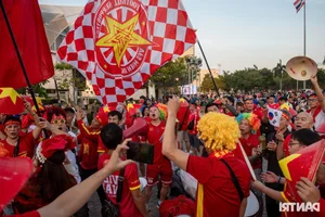 Vietnamese Football Fans Paint Thailand Stadium Red to Cheer National Team in Championship Final - image 15