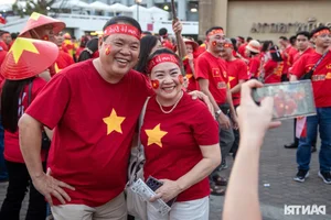 Vietnamese Football Fans Paint Thailand Stadium Red to Cheer National Team in Championship Final - image 7