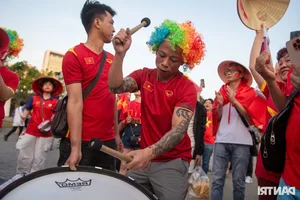 Vietnamese Football Fans Paint Thailand Stadium Red to Cheer National Team in Championship Final - image 18