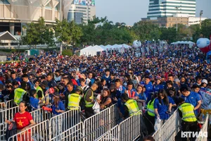 Vietnamese Football Fans Paint Thailand Stadium Red to Cheer National Team in Championship Final - image 6