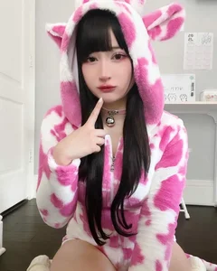 Adorable and Energetic Cow-Themed Cosplay Fashion Gallery - image 31