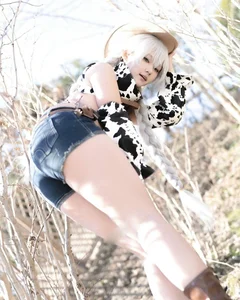 Adorable and Energetic Cow-Themed Cosplay Fashion Gallery - image 5