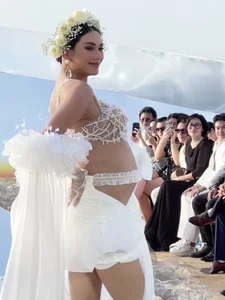 Model Vo Hoang Yen Shines on Catwalk at Eight Months Pregnant - image 2