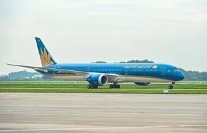 Inside the Arrival of the World's Largest Aircraft at Noi Bai International Airport - image 1