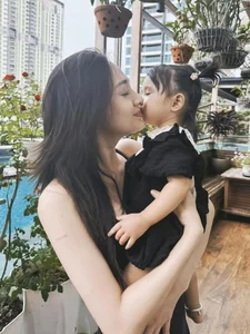 Vietnamese Stars Shine: Truong Quynh Anh's Princess Look and Bao Anh's Motherhood Journey - image 2