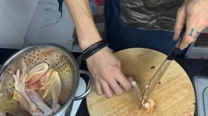 Pham Anh Khoa's Wife Praised for Delicious Cooking as Husband Shows Off Culinary Skills - image 3