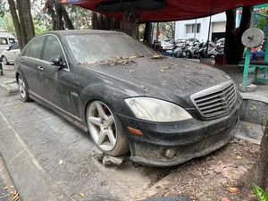 The Mystery of the Abandoned Mercedes: A Decade on a Hanoi Sidewalk - image 2