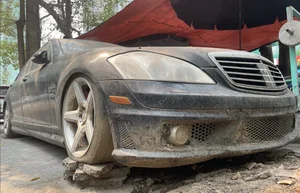The Mystery of the Abandoned Mercedes: A Decade on a Hanoi Sidewalk - image 3