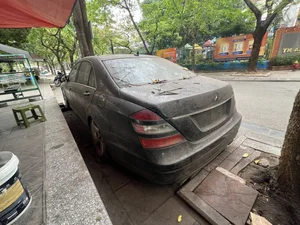 The Mystery of the Abandoned Mercedes: A Decade on a Hanoi Sidewalk - image 5