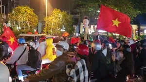 Tens of Thousands Flood the Streets as Vietnam Celebrates Historic Football Championship - image 9