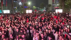 Tens of Thousands Flood the Streets as Vietnam Celebrates Historic Football Championship - image 7
