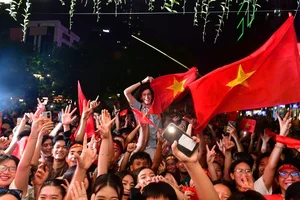 Tens of Thousands Flood the Streets as Vietnam Celebrates Historic Football Championship - image 17
