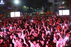 Tens of Thousands Flood the Streets as Vietnam Celebrates Historic Football Championship - image 27