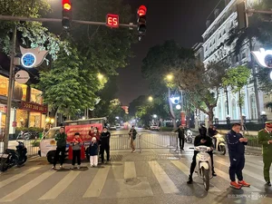 Tens of Thousands Flood the Streets as Vietnam Celebrates Historic Football Championship - image 1