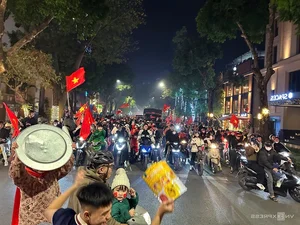 Tens of Thousands Flood the Streets as Vietnam Celebrates Historic Football Championship - image 25